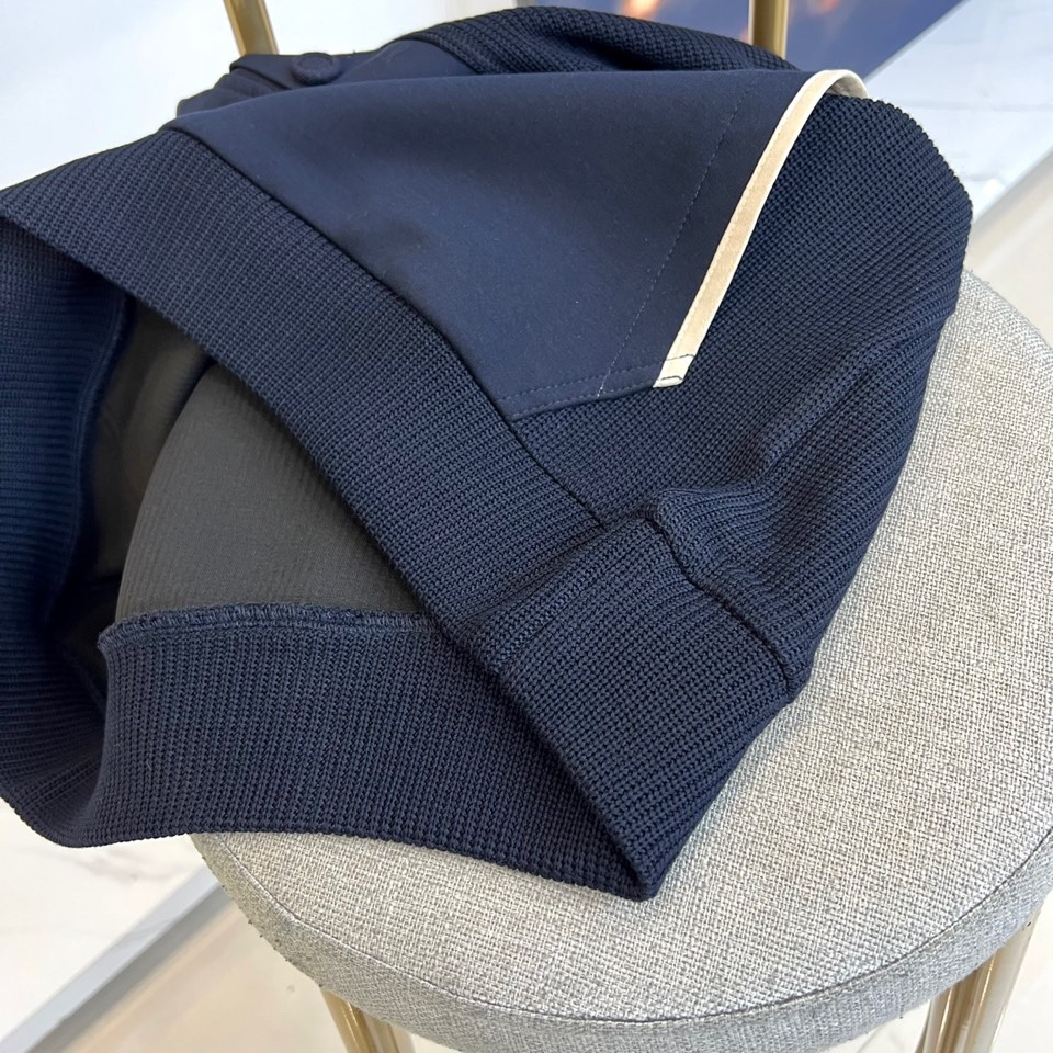 TB汤姆布朗尼、2025秋冬新品男士排扣连帽卫衣，简约设计蕴含高级质感，这件米白色卫衣注定成为你秋冬衣橱