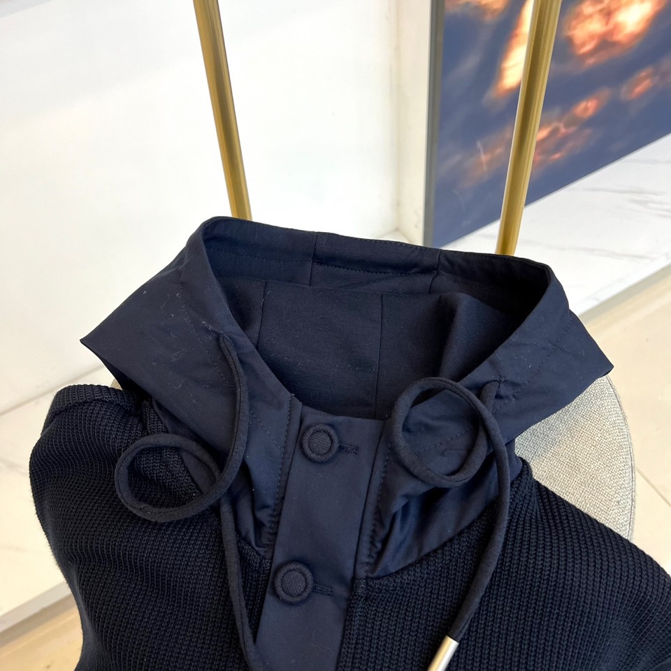 TB汤姆布朗尼、2025秋冬新品男士排扣连帽卫衣，简约设计蕴含高级质感，这件米白色卫衣注定成为你秋冬衣橱