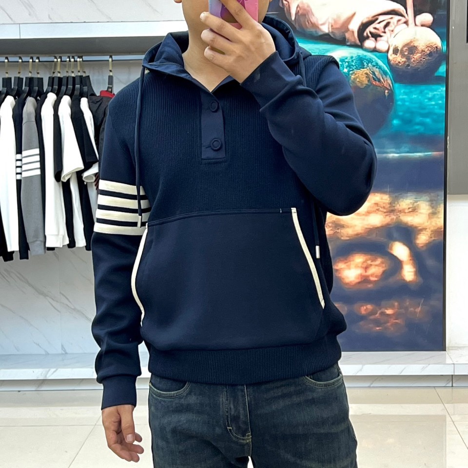 TB汤姆布朗尼、2025秋冬新品男士排扣连帽卫衣，简约设计蕴含高级质感，这件米白色卫衣注定成为你秋冬衣橱