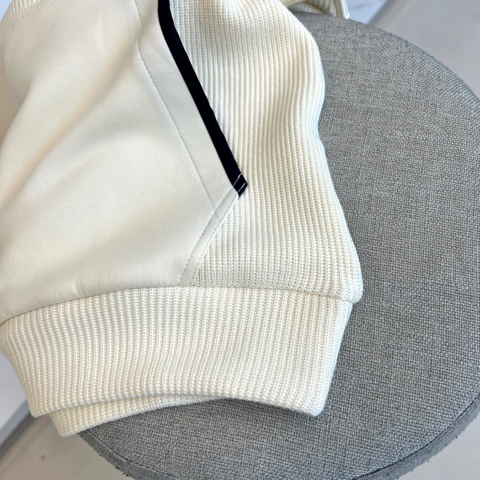 TB汤姆布朗尼、2025秋冬新品男士排扣连帽卫衣，简约设计蕴含高级质感，这件米白色卫衣注定成为你秋冬衣橱