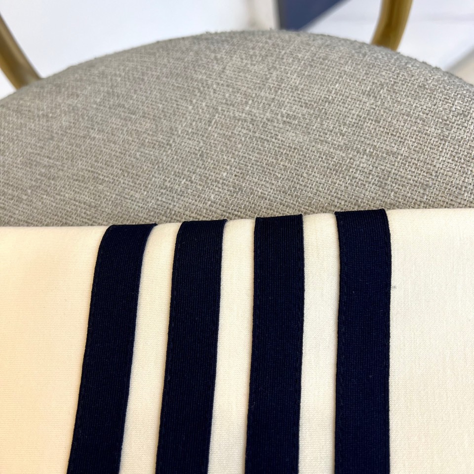 TB汤姆布朗尼、2025秋冬新品男士排扣连帽卫衣，简约设计蕴含高级质感，这件米白色卫衣注定成为你秋冬衣橱