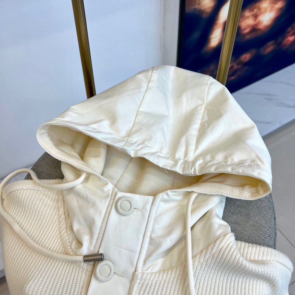 TB汤姆布朗尼、2025秋冬新品男士排扣连帽卫衣，简约设计蕴含高级质感，这件米白色卫衣注定成为你秋冬衣橱