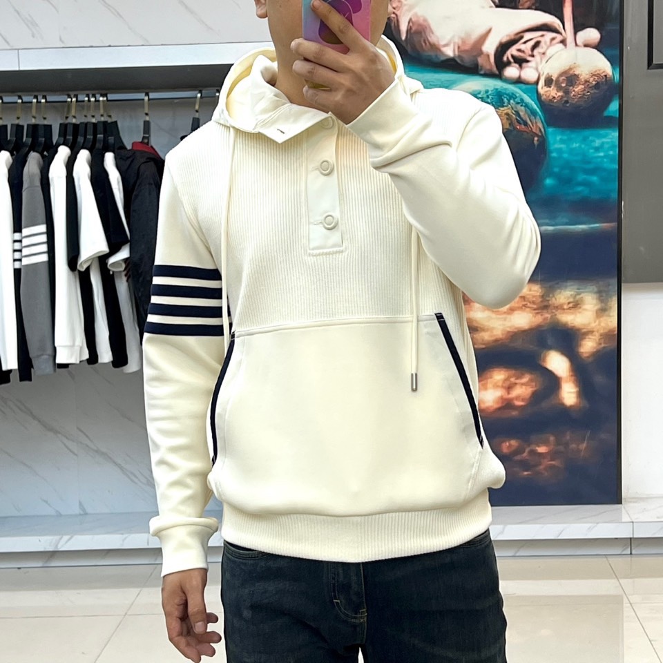 TB汤姆布朗尼、2025秋冬新品男士排扣连帽卫衣，简约设计蕴含高级质感，这件米白色卫衣注定成为你秋冬衣橱