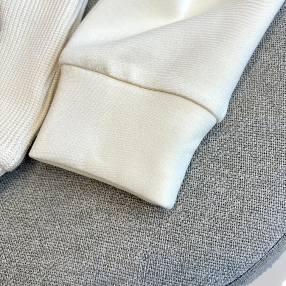 TB汤姆布朗尼、2025秋冬新品男士排扣连帽卫衣，简约设计蕴含高级质感，这件米白色卫衣注定成为你秋冬衣橱