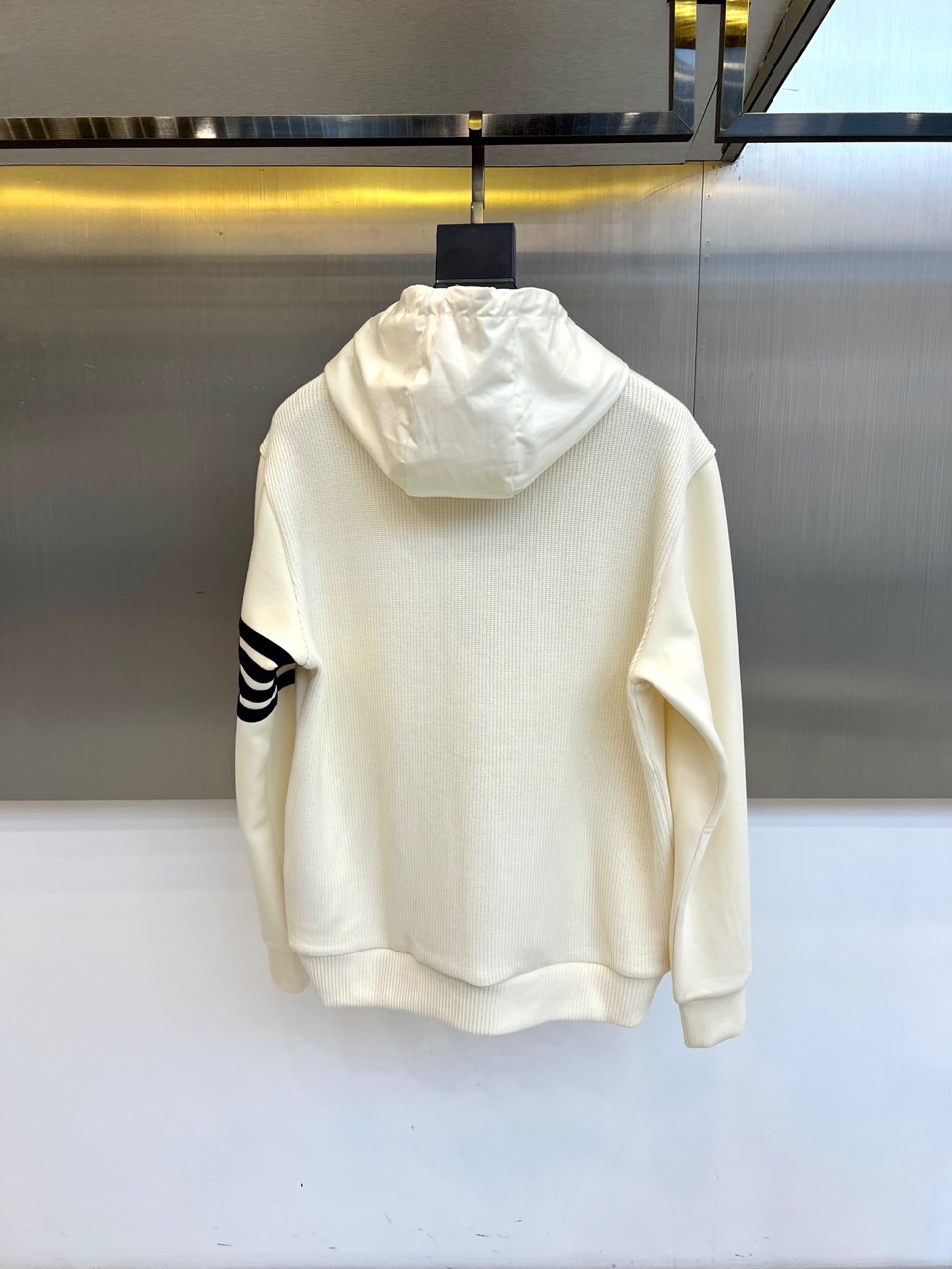 TB汤姆布朗尼、2025秋冬新品男士排扣连帽卫衣，简约设计蕴含高级质感，这件米白色卫衣注定成为你秋冬衣橱