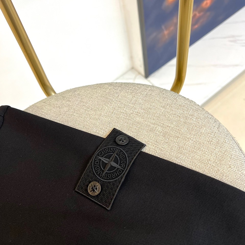 Stone Island石头岛Dior联名、2025秋冬新品男士立领开衫卫衣。这款黑色卫衣采用立领开衫设