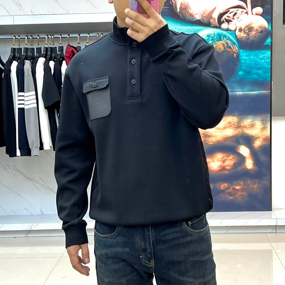 Stone Island石头岛Dior联名、2025秋冬新品男士立领开衫卫衣。这款黑色卫衣采用立领开衫设