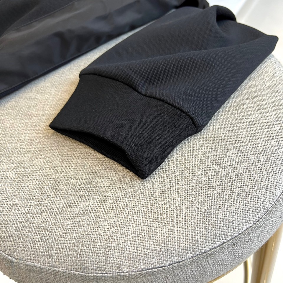 Stone Island石头岛Dior联名、2025秋冬新品男士立领开衫卫衣。这款黑色卫衣采用立领开衫设