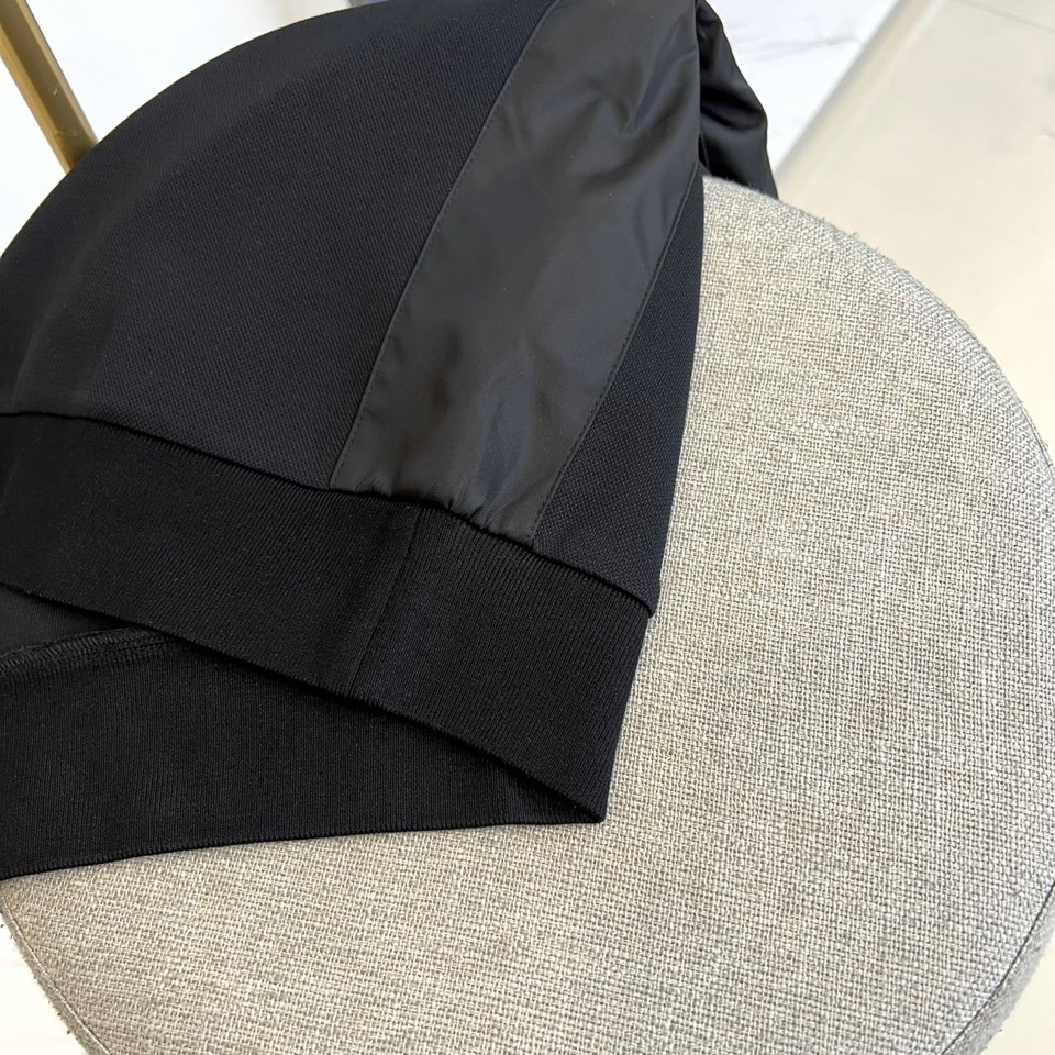 Stone Island石头岛Dior联名、2025秋冬新品男士立领开衫卫衣。这款黑色卫衣采用立领开衫设