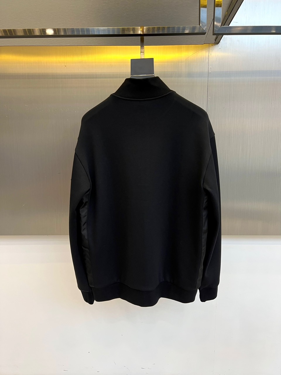 Stone Island石头岛Dior联名、2025秋冬新品男士立领开衫卫衣。这款黑色卫衣采用立领开衫设