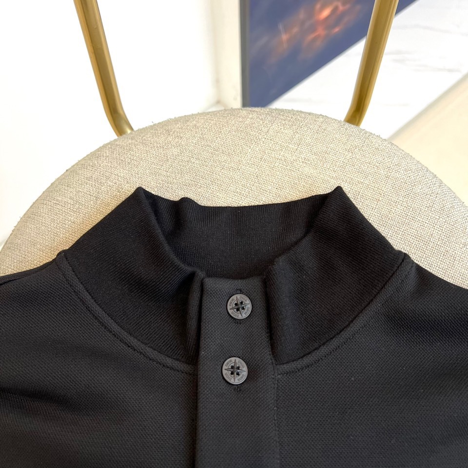 Stone Island石头岛Dior联名、2025秋冬新品男士立领开衫卫衣。这款黑色卫衣采用立领开衫设