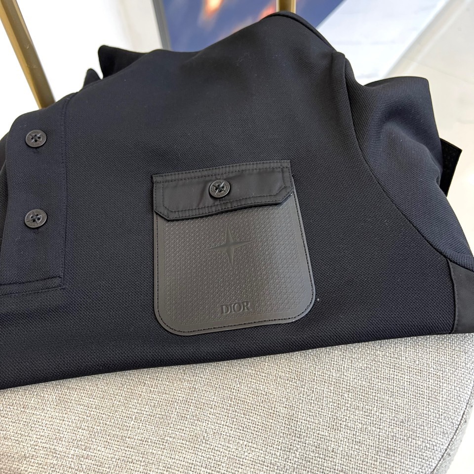 Stone Island石头岛Dior联名、2025秋冬新品男士立领开衫卫衣。这款黑色卫衣采用立领开衫设