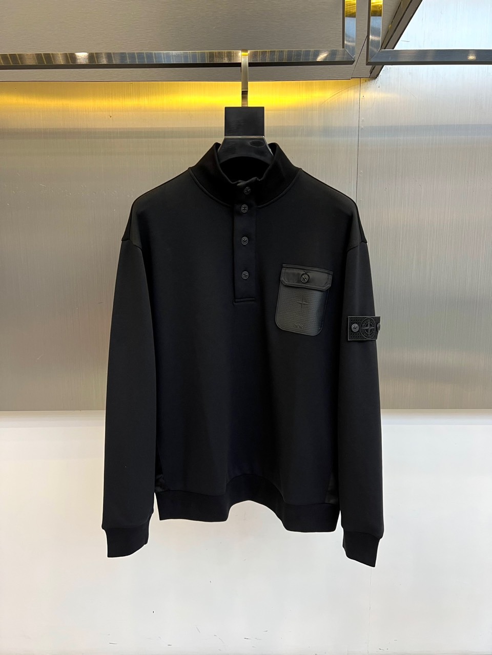 Stone Island石头岛Dior联名、2025秋冬新品男士立领开衫卫衣。这款黑色卫衣采用立领开衫设