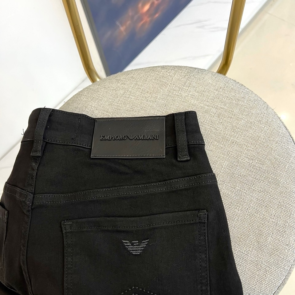 Arm阿玛尼、2025秋冬新款修身剪裁男士牛仔裤，超高性价比的一款黑牛，采用长绒棉面料精纺制成，融入弹力