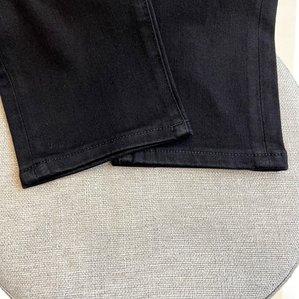 Arm阿玛尼、2025秋冬新款修身剪裁男士牛仔裤，超高性价比的一款黑牛，采用长绒棉面料精纺制成，融入弹力