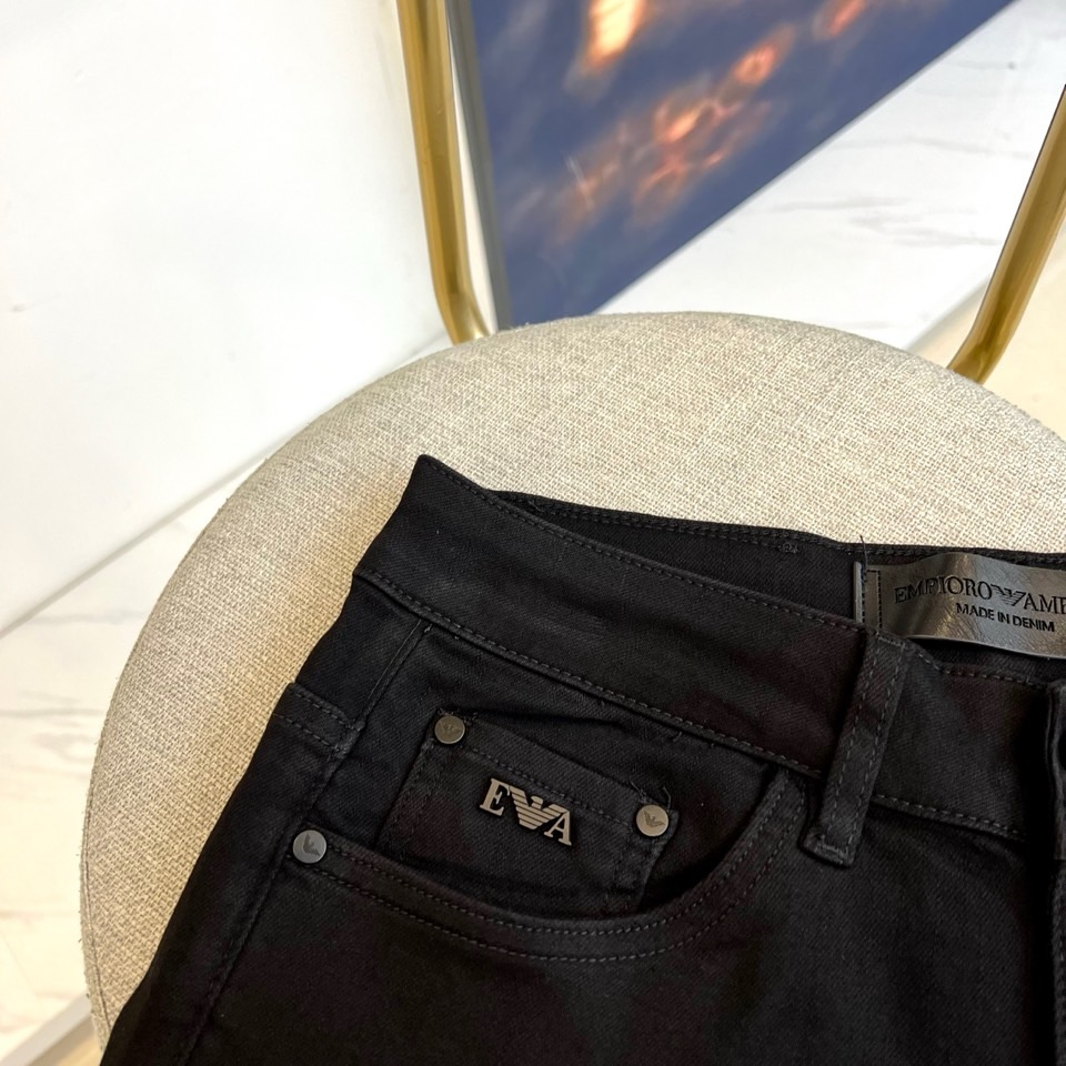 Arm阿玛尼、2025秋冬新款修身剪裁男士牛仔裤，超高性价比的一款黑牛，采用长绒棉面料精纺制成，融入弹力