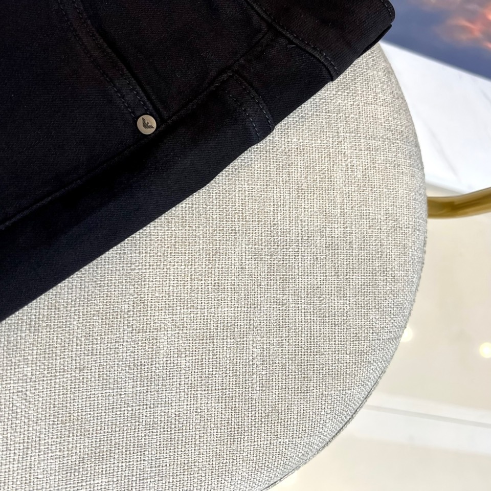 Arm阿玛尼、2025秋冬新款修身剪裁男士牛仔裤，超高性价比的一款黑牛，采用长绒棉面料精纺制成，融入弹力