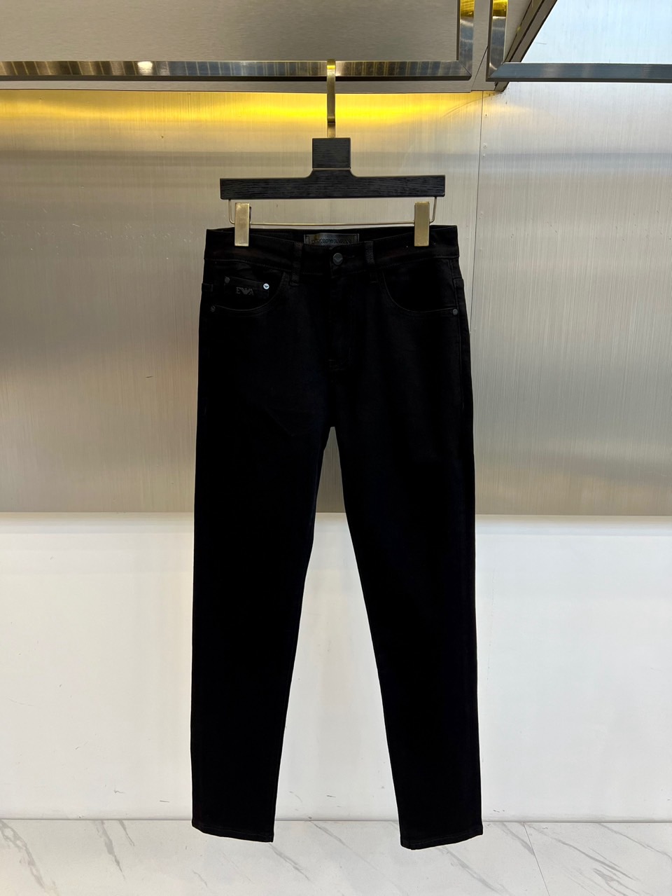 Arm阿玛尼、2025秋冬新款修身剪裁男士牛仔裤，超高性价比的一款黑牛，采用长绒棉面料精纺制成，融入弹力