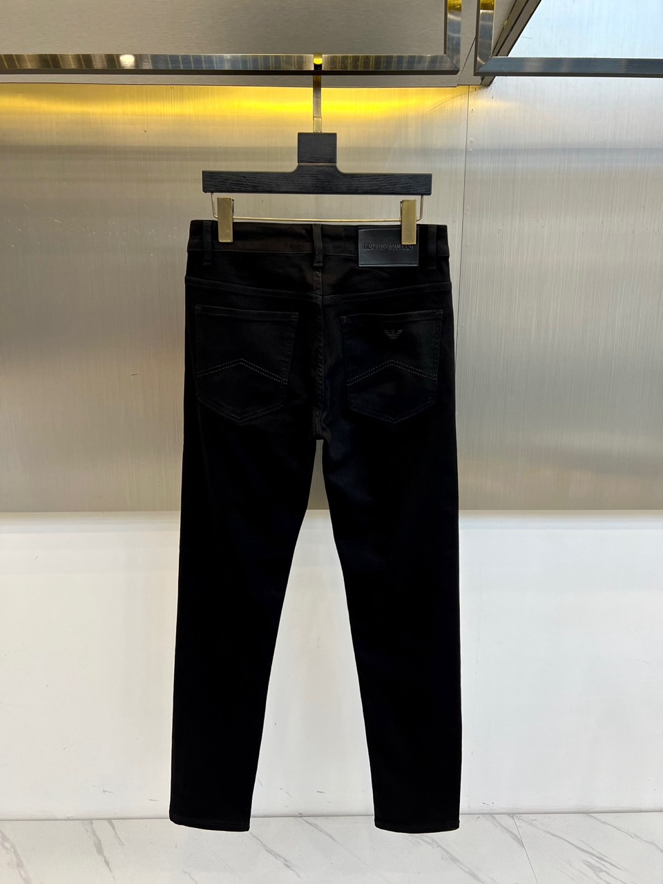 Arm阿玛尼、2025秋冬新款修身剪裁男士牛仔裤，超高性价比的一款黑牛，采用长绒棉面料精纺制成，融入弹力