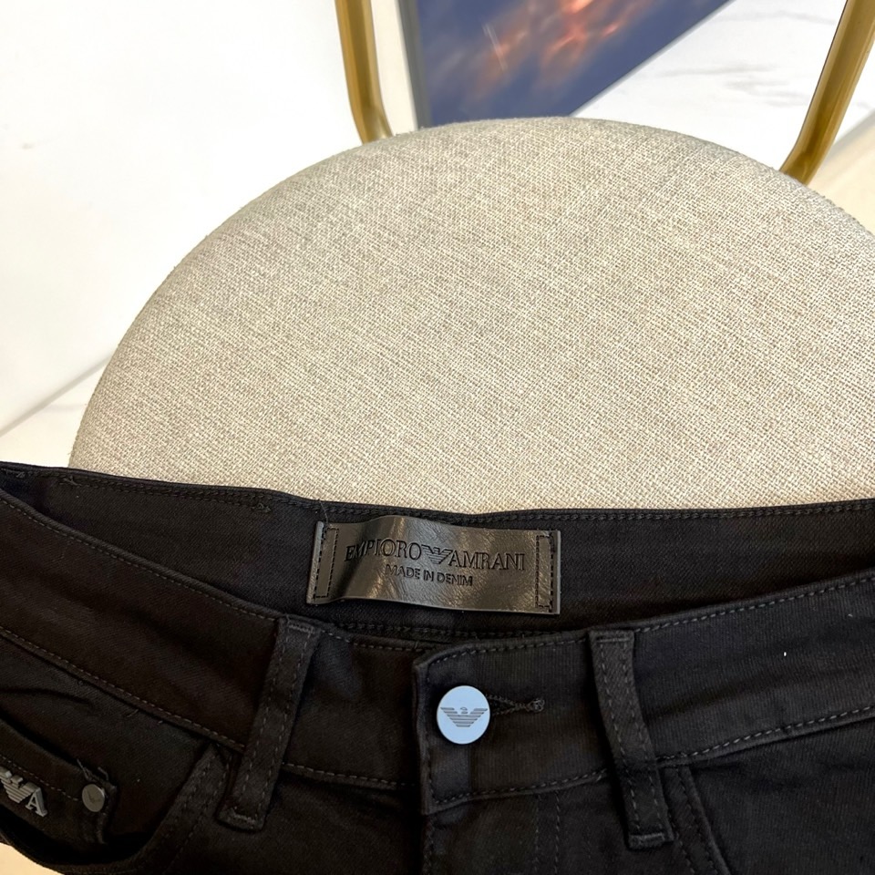 Arm阿玛尼、2025秋冬新款修身剪裁男士牛仔裤，超高性价比的一款黑牛，采用长绒棉面料精纺制成，融入弹力