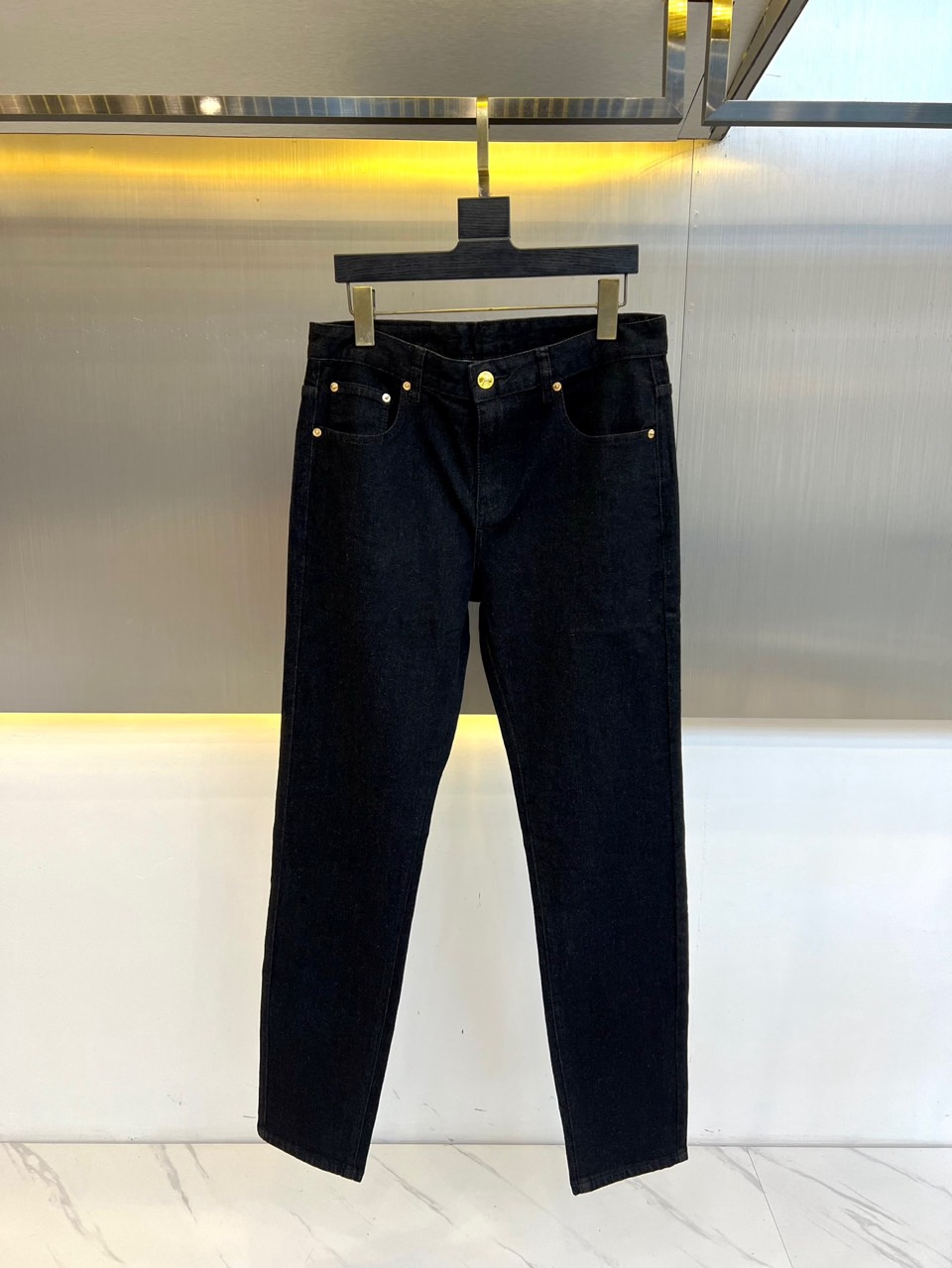 VES范思哲、2025早春新款 男士口袋小直筒牛仔长裤！进口超柔丹宁牛仔布面料，触感软糯柔和有弹力，同时