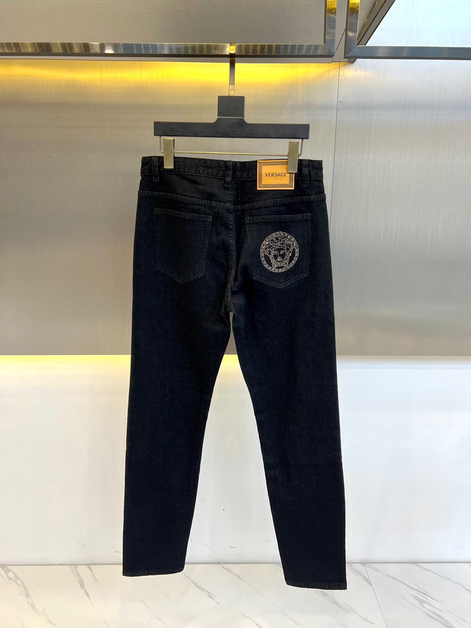 VES范思哲、2025早春新款 男士口袋小直筒牛仔长裤！进口超柔丹宁牛仔布面料，触感软糯柔和有弹力，同时