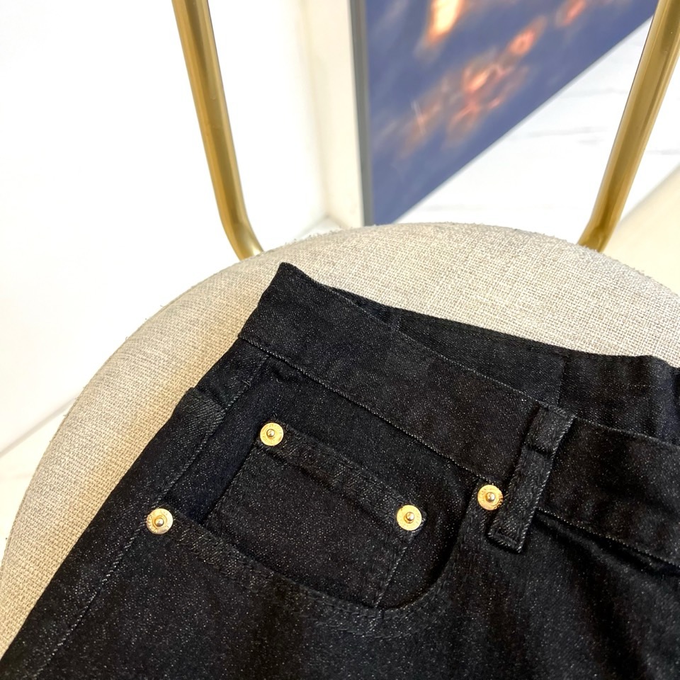 VES范思哲、2025早春新款 男士口袋小直筒牛仔长裤！进口超柔丹宁牛仔布面料，触感软糯柔和有弹力，同时