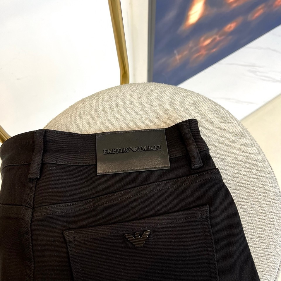 阿玛尼、2025秋冬新款男士五口袋牛仔裤，（抢先发售）面料含有莱卡莱卡纤维，随身而动，忠于原有衣形，融入