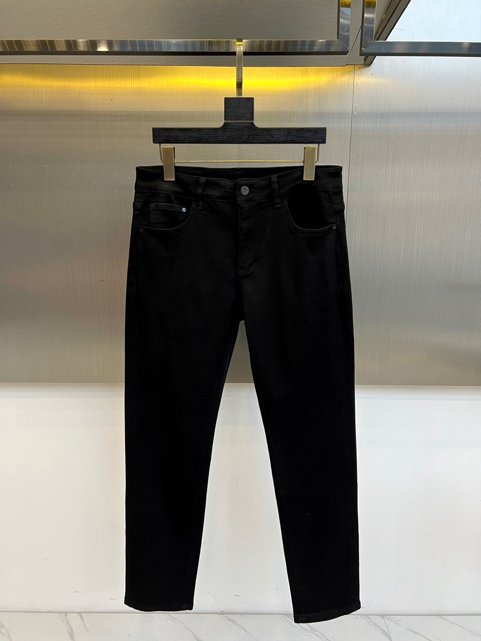 阿玛尼、2025秋冬新款男士五口袋牛仔裤，（抢先发售）面料含有莱卡莱卡纤维，随身而动，忠于原有衣形，融入