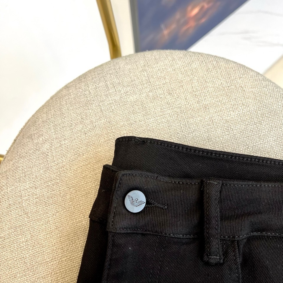 阿玛尼、2025秋冬新款男士五口袋牛仔裤，（抢先发售）面料含有莱卡莱卡纤维，随身而动，忠于原有衣形，融入