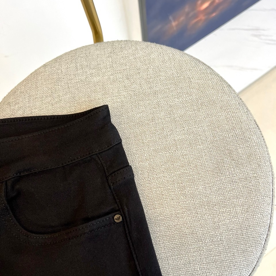 阿玛尼、2025秋冬新款男士五口袋牛仔裤，（抢先发售）面料含有莱卡莱卡纤维，随身而动，忠于原有衣形，融入