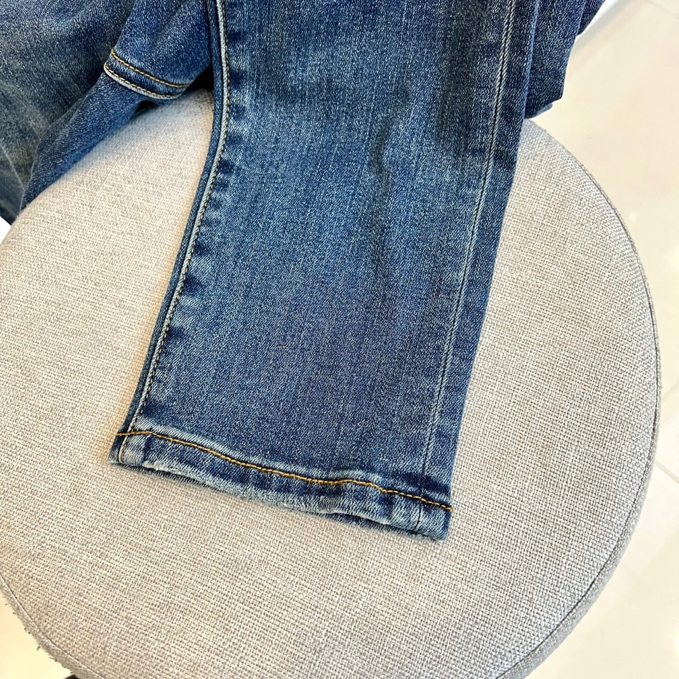 Alo、2025秋冬新款牛仔裤，最新通勤百搭无论什么场合穿都可以，选用进口原色丹宁高弹面料颜色非常正原色