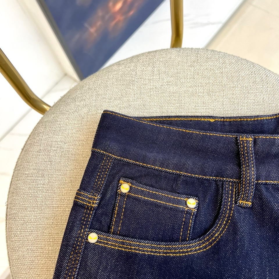 Fendi芬迪、2025秋冬最新推出男士休闲牛仔裤新品！重工水洗牛仔裤！定制面料和一般牛仔布料比起来，更