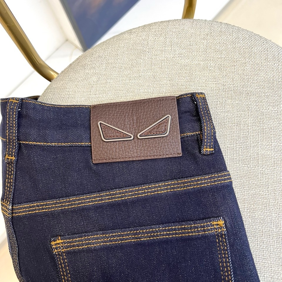 Fendi芬迪、2025秋冬最新推出男士休闲牛仔裤新品！重工水洗牛仔裤！定制面料和一般牛仔布料比起来，更