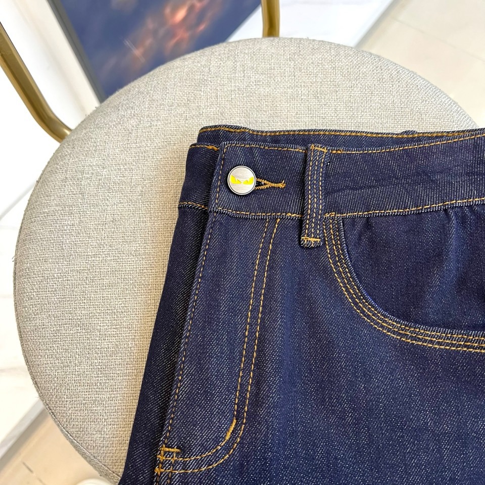 Fendi芬迪、2025秋冬最新推出男士休闲牛仔裤新品！重工水洗牛仔裤！定制面料和一般牛仔布料比起来，更