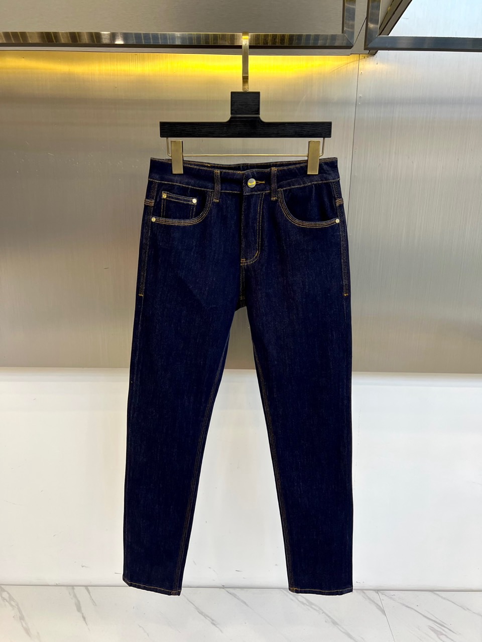 Fendi芬迪、2025秋冬最新推出男士休闲牛仔裤新品！重工水洗牛仔裤！定制面料和一般牛仔布料比起来，更