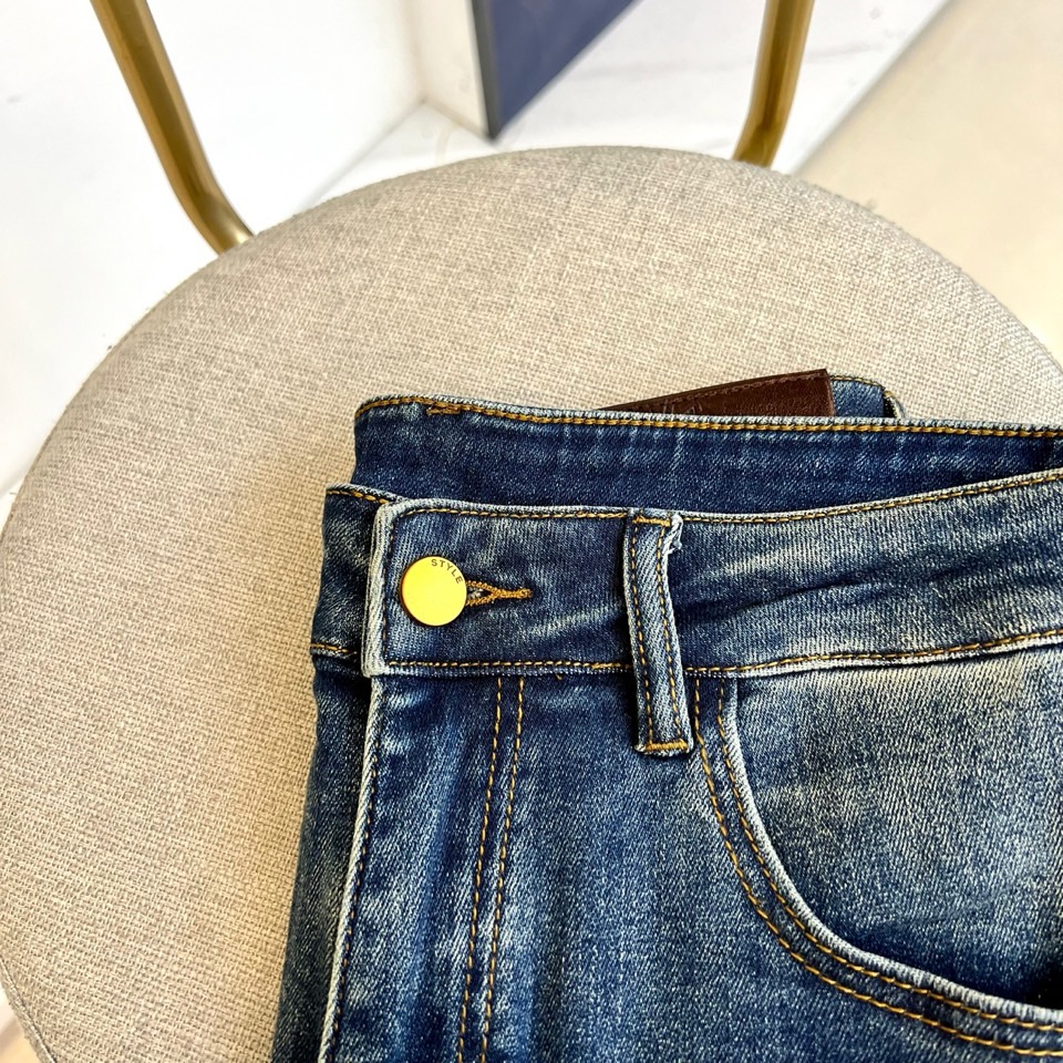 克罗心、2025s春夏新款，男士经典色水洗浅蓝色复古水洗棉质弹力牛仔裤！选用了客供进口98%棉2%橡胶混