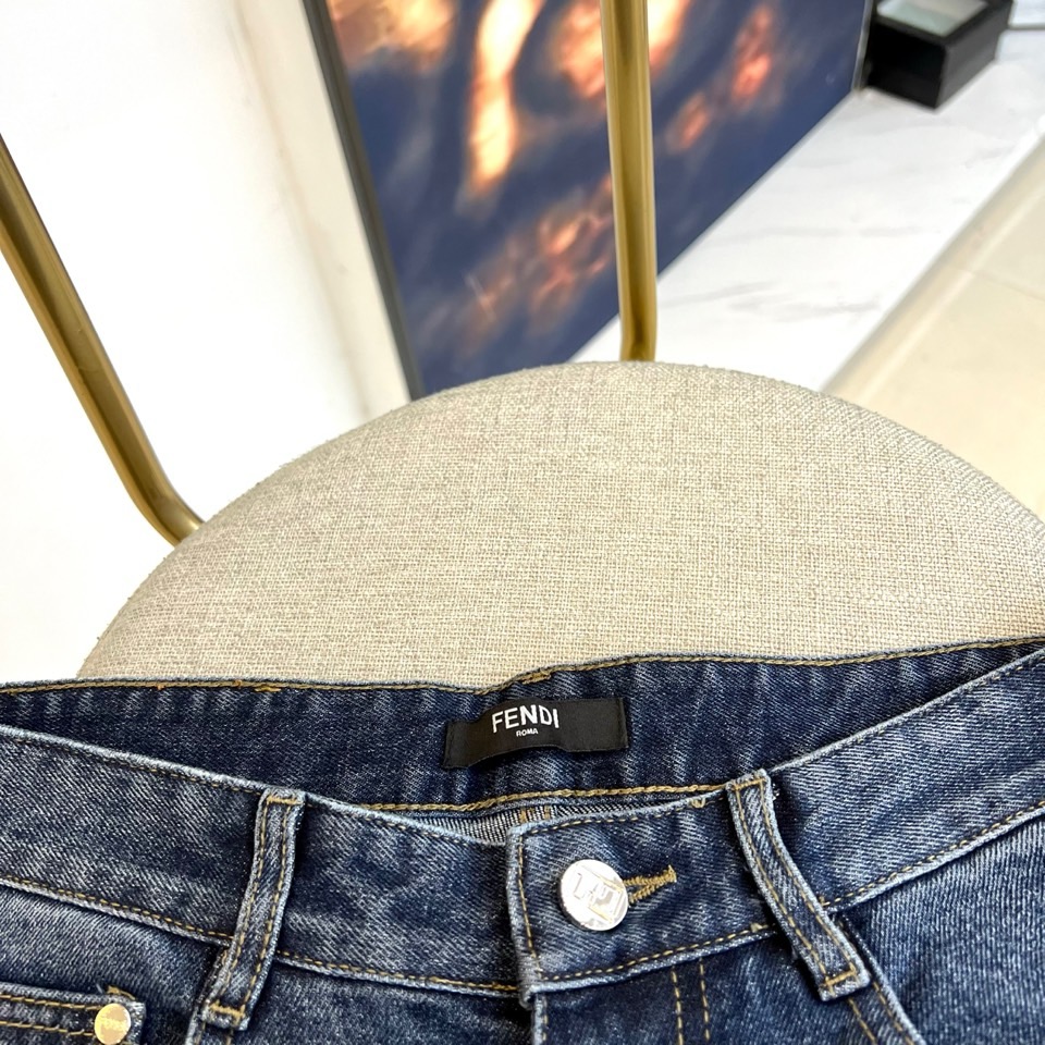 Fendi芬迪、2025秋冬新品男士深蓝色牛仔裤，以经典丹宁面料诠释意式奢华美学。采用直筒剪裁设计，裤腿