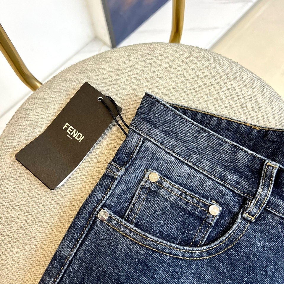 Fendi芬迪、2025秋冬新品男士深蓝色牛仔裤，以经典丹宁面料诠释意式奢华美学。采用直筒剪裁设计，裤腿