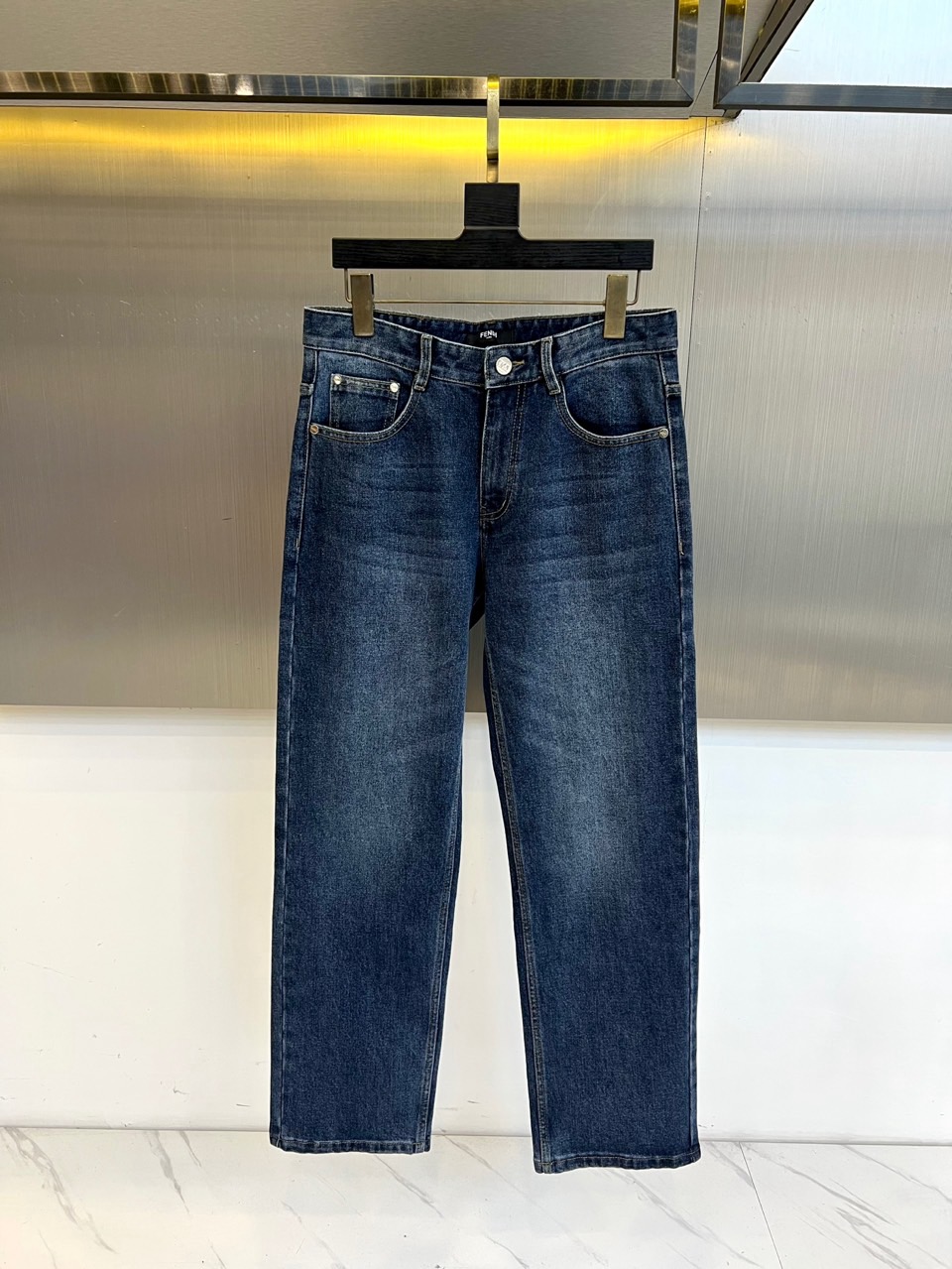 Fendi芬迪、2025秋冬新品男士深蓝色牛仔裤，以经典丹宁面料诠释意式奢华美学。采用直筒剪裁设计，裤腿