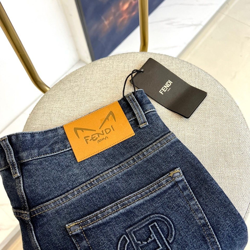 Fendi芬迪、2025秋冬新品男士深蓝色牛仔裤，以经典丹宁面料诠释意式奢华美学。采用直筒剪裁设计，裤腿