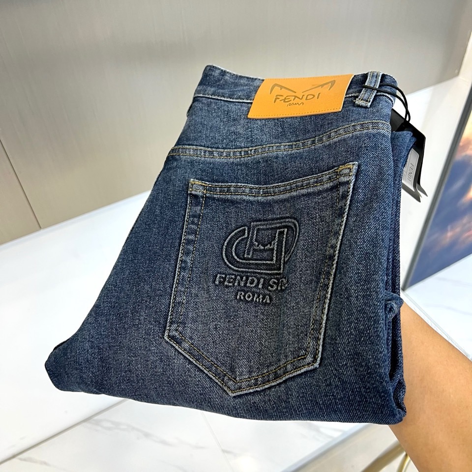 Fendi芬迪、2025秋冬新品男士深蓝色牛仔裤，以经典丹宁面料诠释意式奢华美学。采用直筒剪裁设计，裤腿