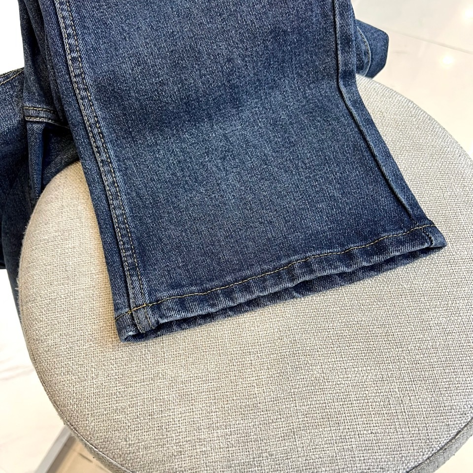 Fendi芬迪、2025秋冬新品男士深蓝色牛仔裤，以经典丹宁面料诠释意式奢华美学。采用直筒剪裁设计，裤腿