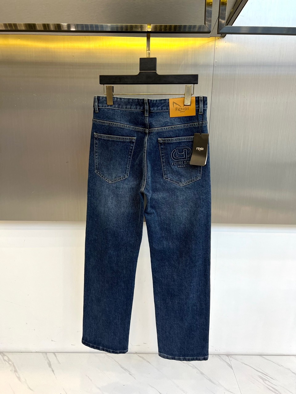 Fendi芬迪、2025秋冬新品男士深蓝色牛仔裤，以经典丹宁面料诠释意式奢华美学。采用直筒剪裁设计，裤腿