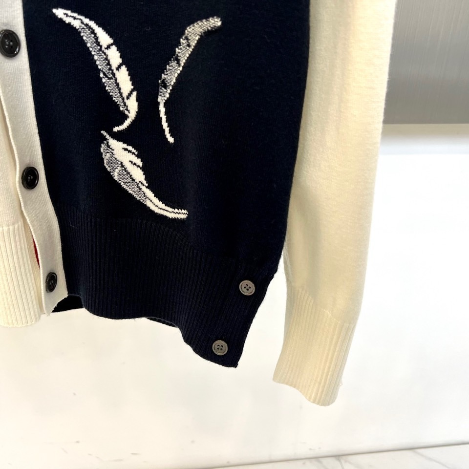 TB汤姆布朗、2025秋冬新品羊毛🦙针织开衫，以灰白拼接设计演绎童趣时尚美学。V领造型搭配黑色纽扣开合，