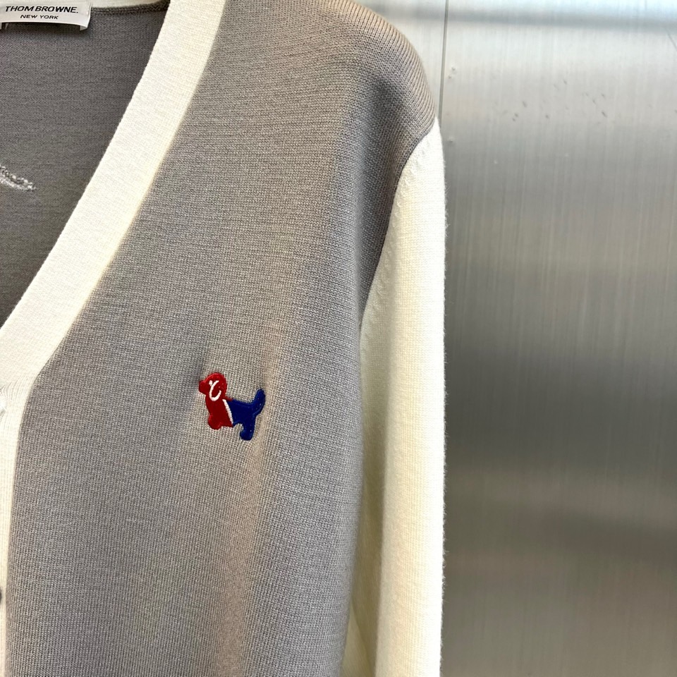 TB汤姆布朗、2025秋冬新品羊毛🦙针织开衫，以灰白拼接设计演绎童趣时尚美学。V领造型搭配黑色纽扣开合，