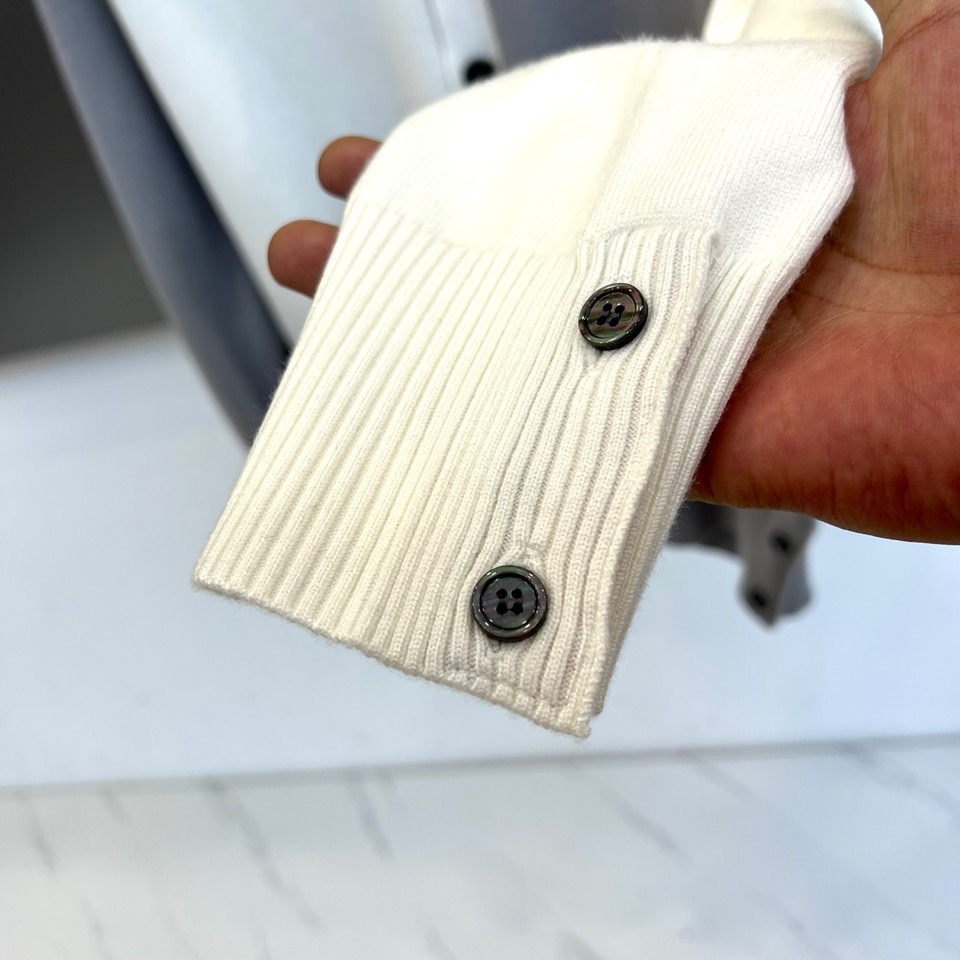 TB汤姆布朗、2025秋冬新品羊毛🦙针织开衫，以灰白拼接设计演绎童趣时尚美学。V领造型搭配黑色纽扣开合，