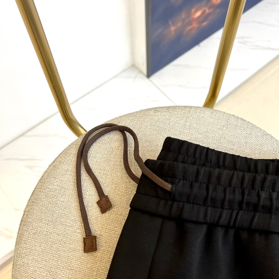 Brunello Cucinelli、2025秋冬新品男士休闲运动裤，以100%棉质针织面料打造，亲肤透