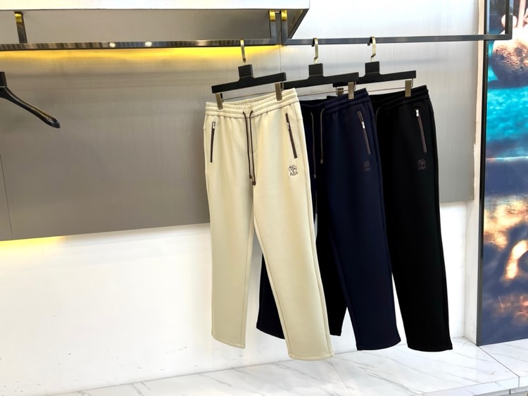 Brunello Cucinelli、2025秋冬新品男士休闲运动裤，以100%棉质针织面料打造，亲肤透