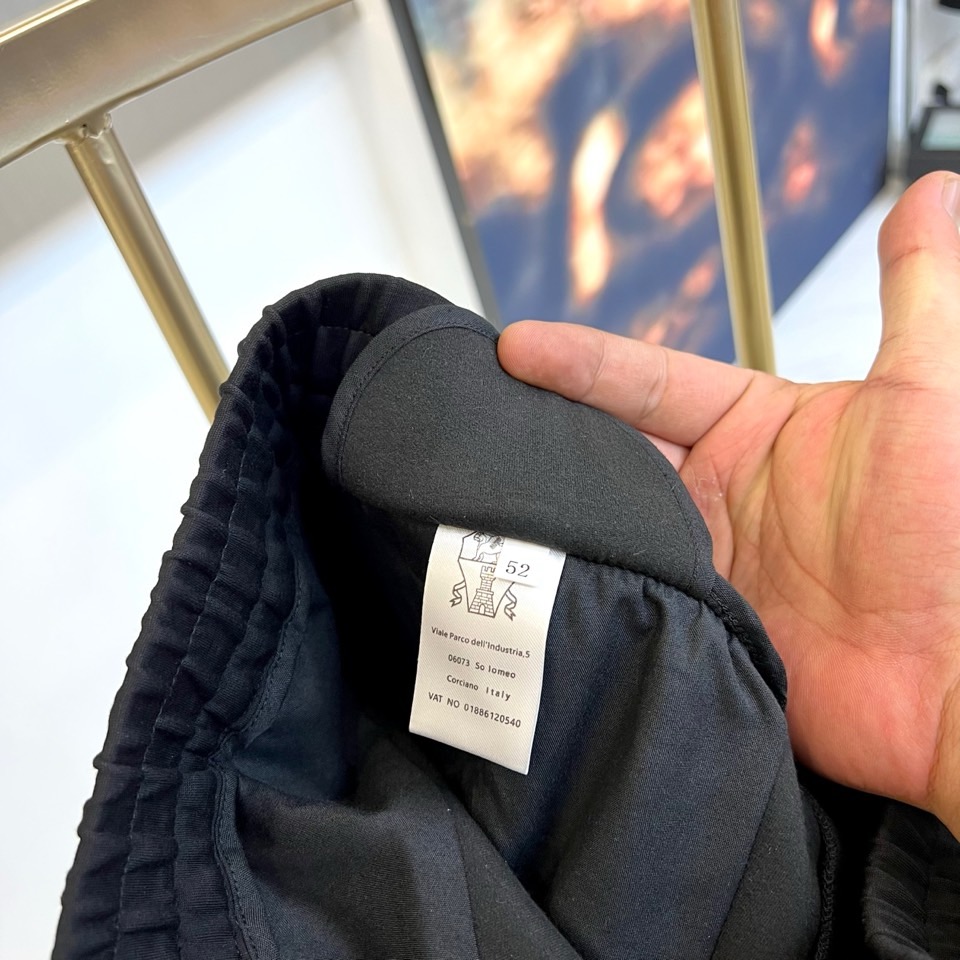 Brunello Cucinelli、2025秋冬新品男士休闲运动裤，以100%棉质针织面料打造，亲肤透